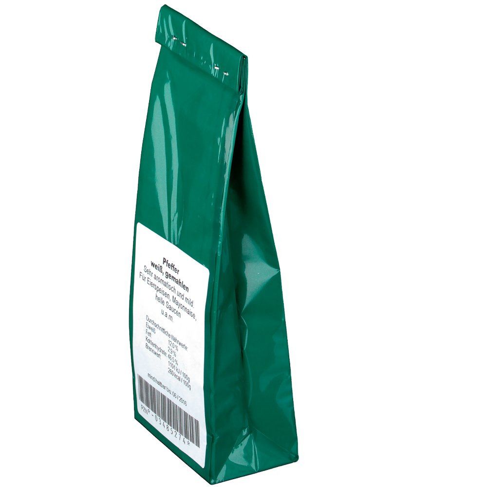 Grüne Tüte, seitliche Ansicht. Weißes Etikett mit Aufschrift: Pfeffer weiß, gemahlen. Barcode.