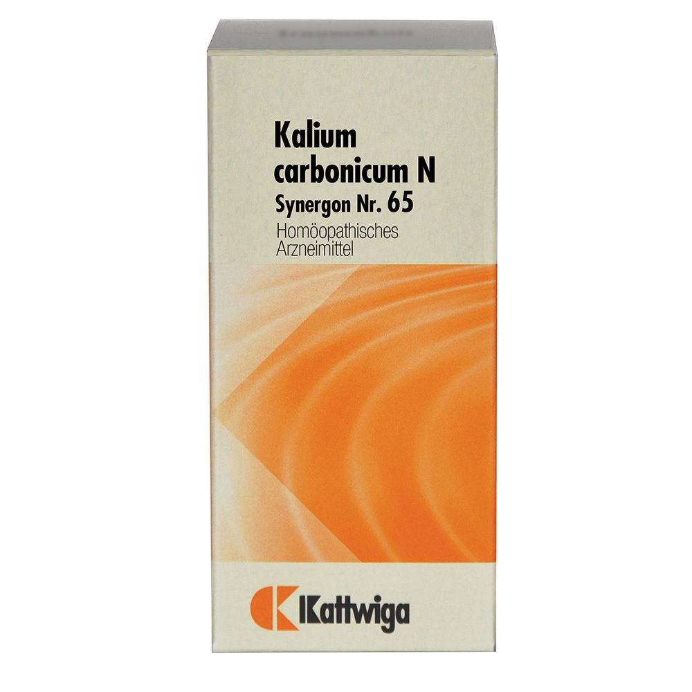Karton mit Produktaufdruck. Schriftzug: Kalium carbonicum N, Synergon Nr. 65. Herstellerlogo Kattwiga.