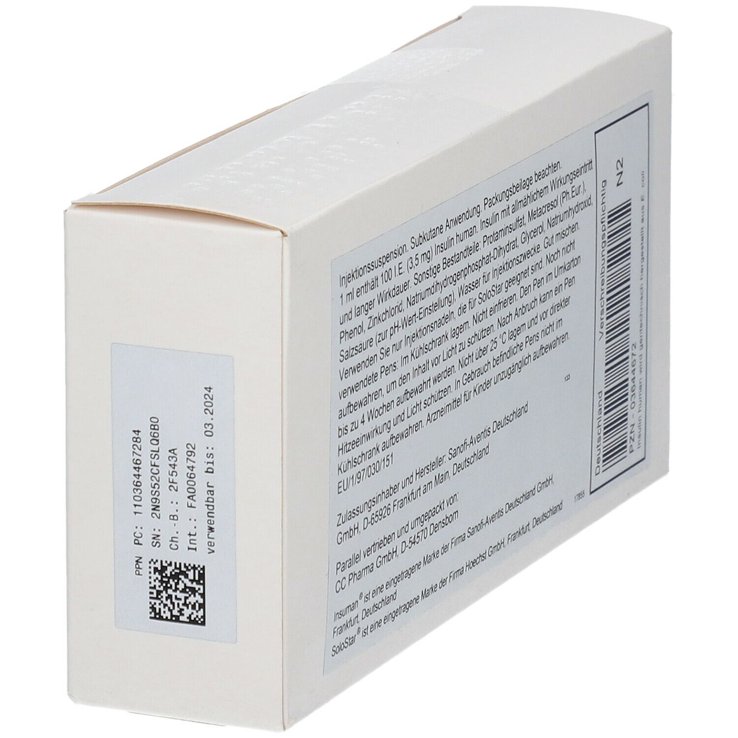 Rückseite einer weißen Kartonverpackung. Beschriftung mit Produktinformationen, Chargennummer, Verfallsdatum und Barcode. Herstellerinformationen.