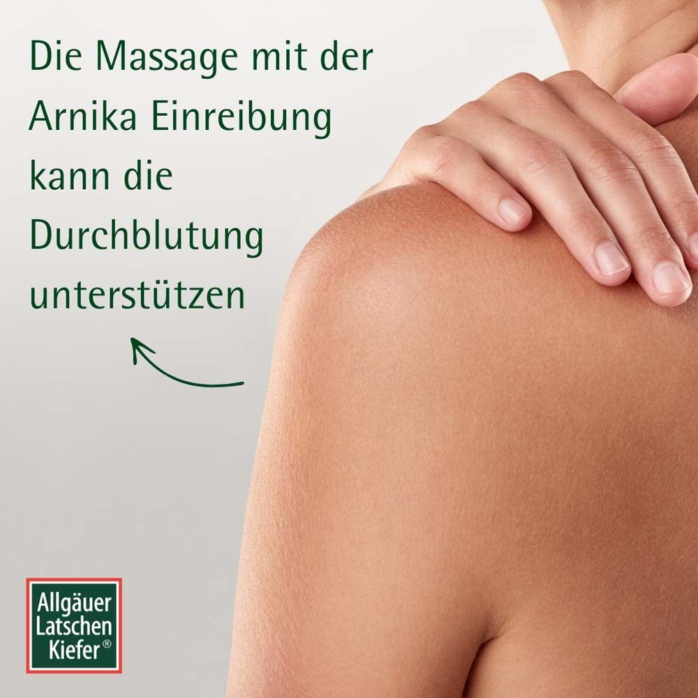 Schulter einer Person. Text: Die Massage mit der Arnika Einreibung kann die Durchblutung unterstützen. Marke: Allgäuer Latschenkiefer.