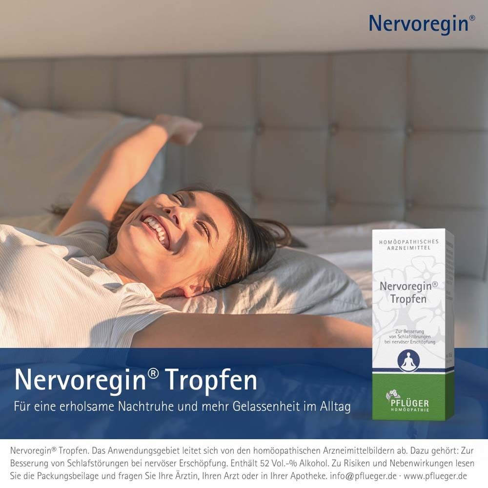 Frau im Bett, lächelnd. Aufschrift: Nervoregin Tropfen. Für eine erholsame Nachtruhe und mehr Gelassenheit im Alltag.