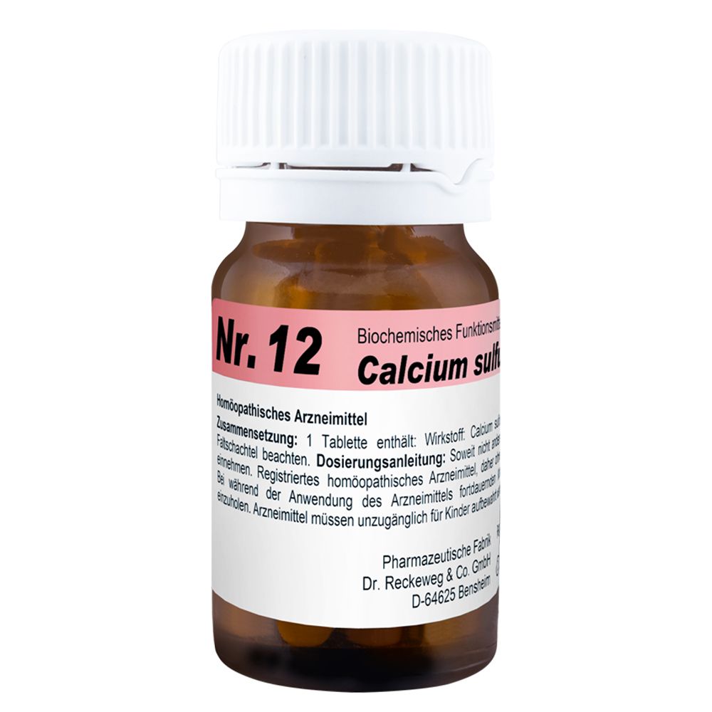 Braune Glasflasche mit weißen Deckel. Auf dem Etikett steht "Nr. 12 Calcium sulfuricum".