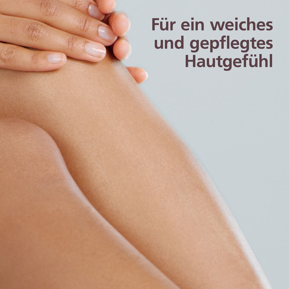 Hände einer Frau streicheln ihre Beine. Für ein weiches und gepflegtes Hautgefühl.