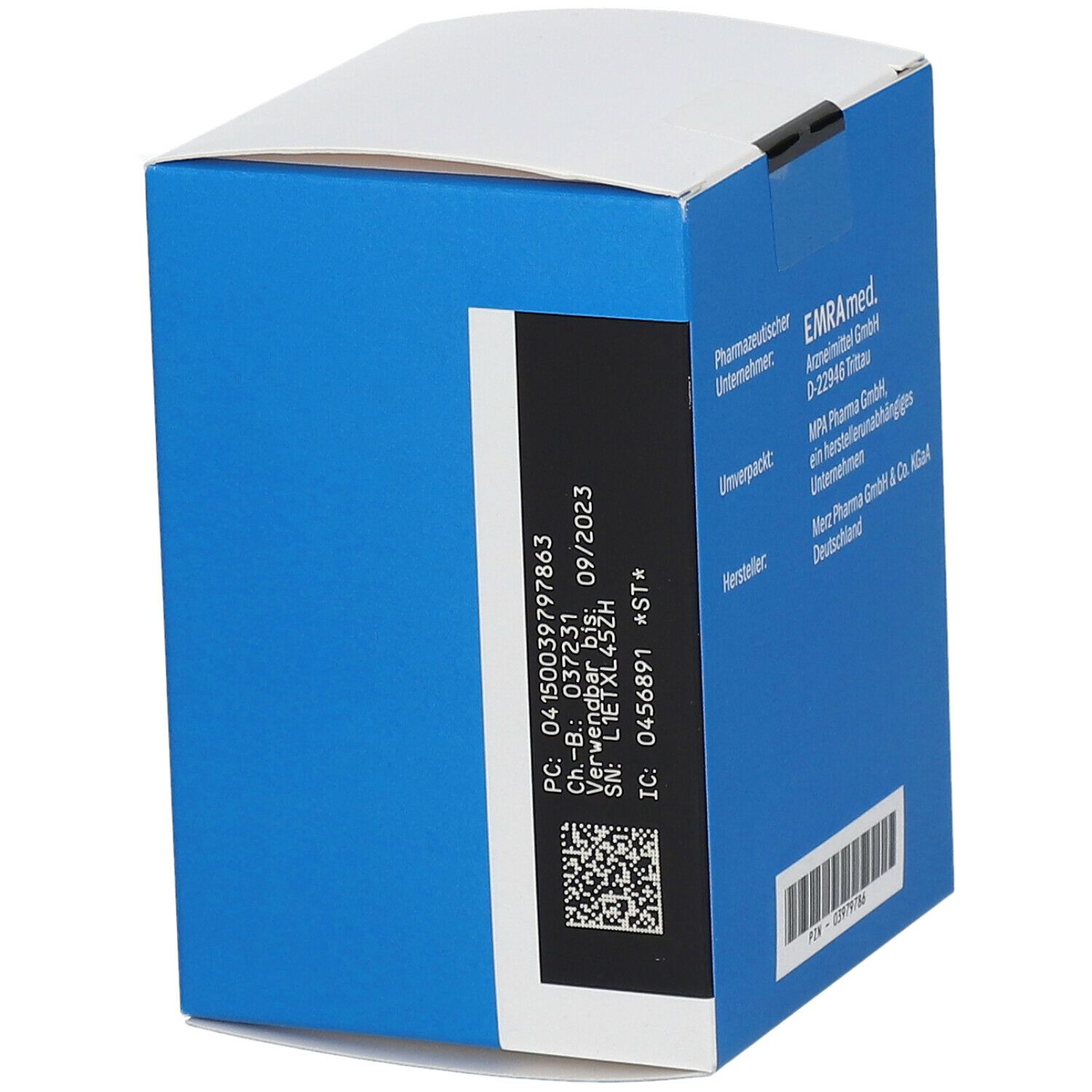 Blaue Faltschachtel mit Etikett. Etikett mit Chargennummer, Verfallsdatum und QR-Code. Herstellerinformationen.