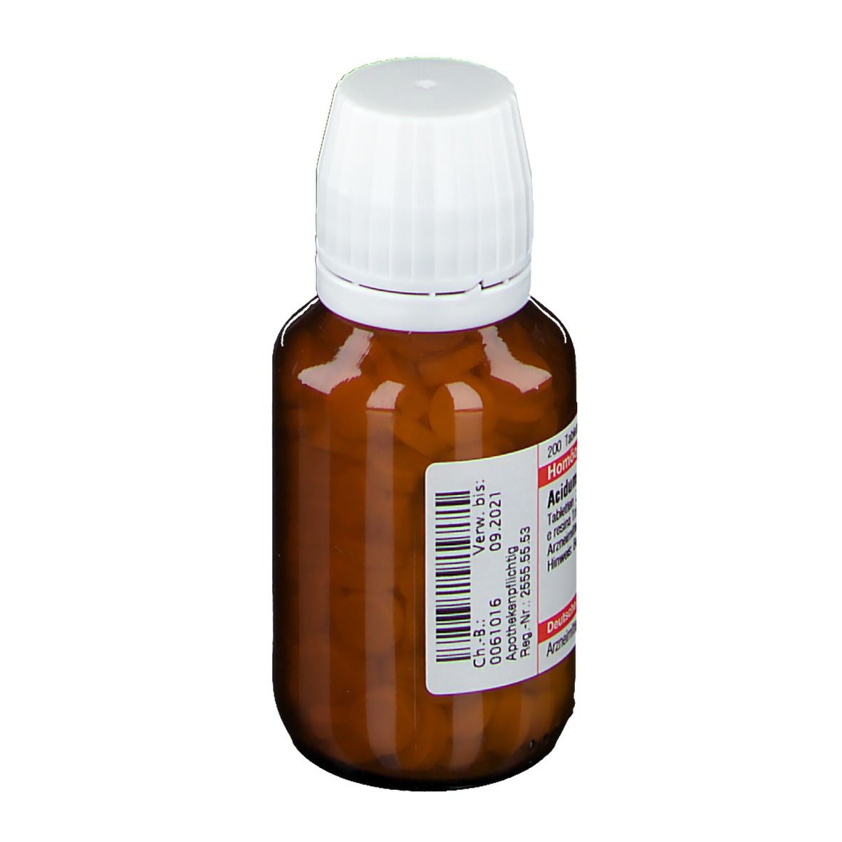 Braune Glasflasche mit weißem Deckel. Etikett mit Produktinformationen. Tabletten sichtbar. Verfallsdatum 09.2021.