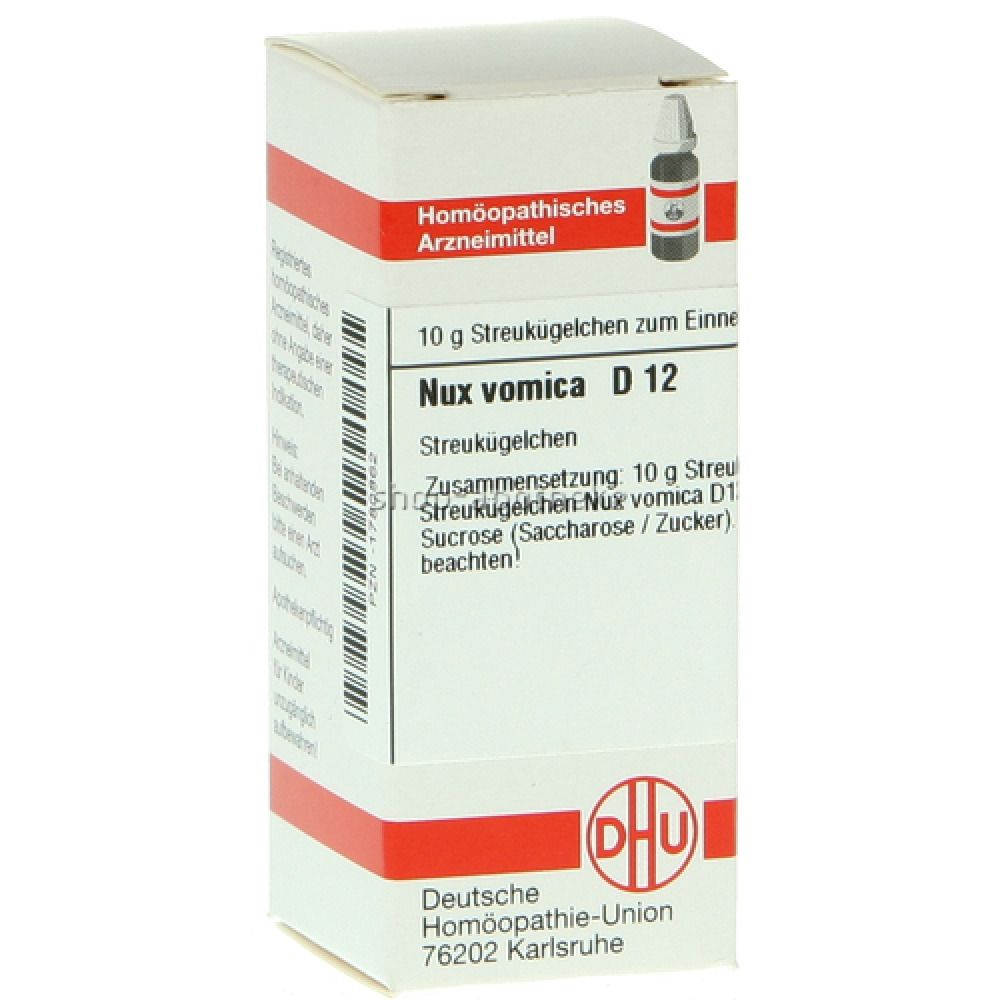Weiße Schachtel mit rotem Streifen. Beschriftung: Nux vomica D12, Streukügelchen, DHU Logo.
