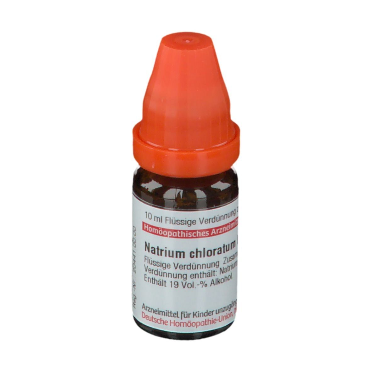 Braune Glasflasche mit orangefarbenem Verschluss. Beschriftung: Natrium chloratum, 10 ml flüssige Verdünnung.