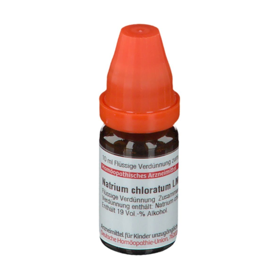 Braune Glasflasche mit orangefarbenem Verschluss. Beschriftung: Natrium chloratum LM III, 10 ml flüssige Verdünnung.