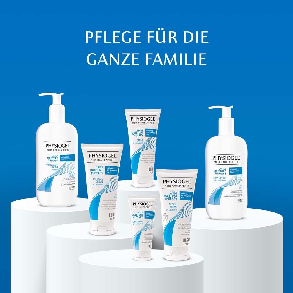 Verschiedene PHYSIOGEL Produkte auf Podesten. Aufschrift: Pflege für die ganze Familie. Produkte: Body Lotion, etc.