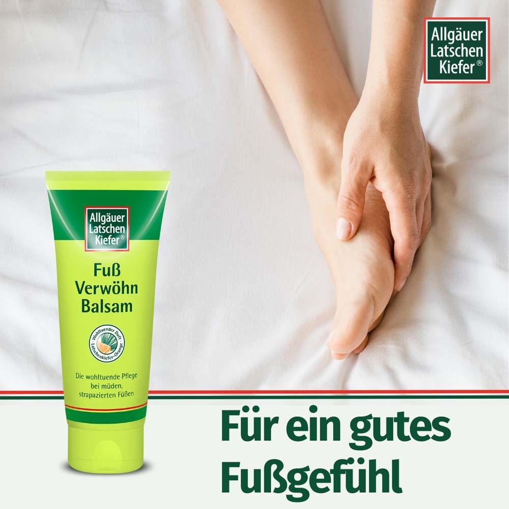 Grüne Tube neben einer Hand, die einen Fuß berührt. Logo: Allgäuer Latschenkiefer. Text: Fuß Verwöhnbalsam. Aufschrift: Für ein gutes Fußgefühl.