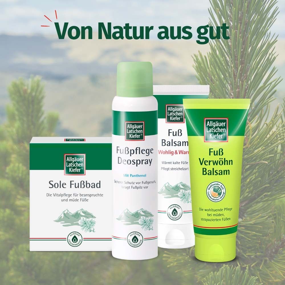 Produkt-Ensemble: Fußbalsam, Fußbad, Deospray. Logo: Allgäuer Latschenkiefer. Produkte in grünen und weißen Verpackungen. Text: Fußpflege, Wohlfühl- & Wärmebad.