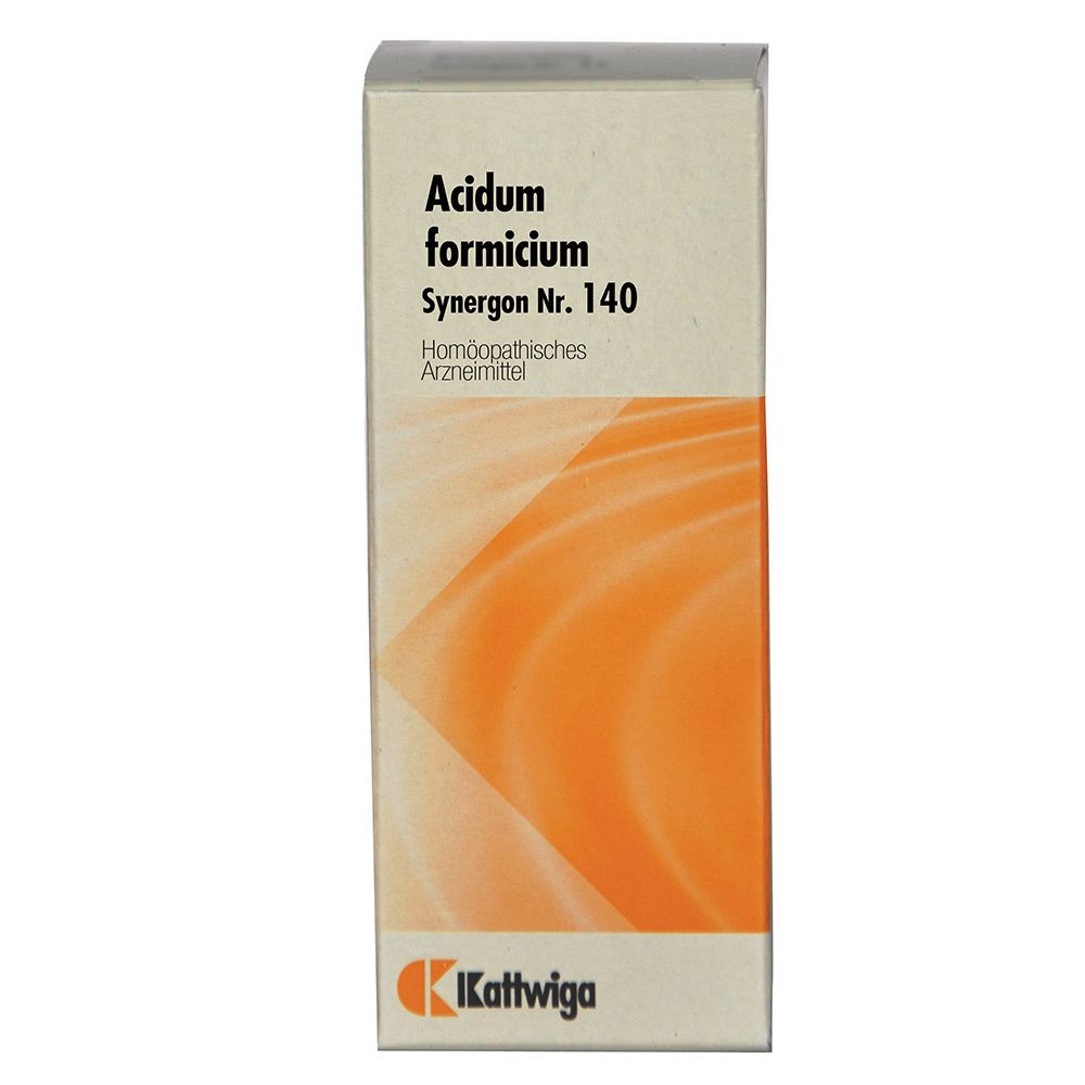 Karton mit Produktnamen und Logo. Text: Acidum formicum, Synergon Nr. 140, Homöopathisches Arzneimittel. Logo: Kattwiga.