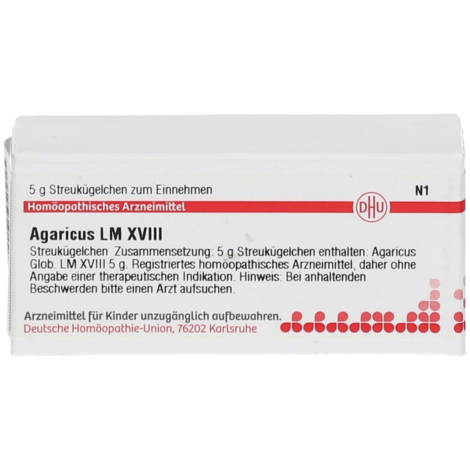 Weiße rechteckige Schachtel mit roter Linie und Text. Aufschrift: Agaricus LM XVIII, DHU Logo, 5 g Streukügelchen. Rote Punkte am unteren Rand.
