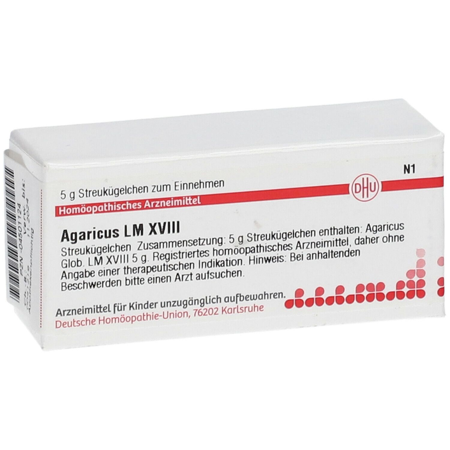 Weiße rechteckige Schachtel mit roter Linie und Text. Aufschrift: Agaricus LM XVIII, DHU Logo, 5 g Streukügelchen. Rote Punkte am unteren Rand.