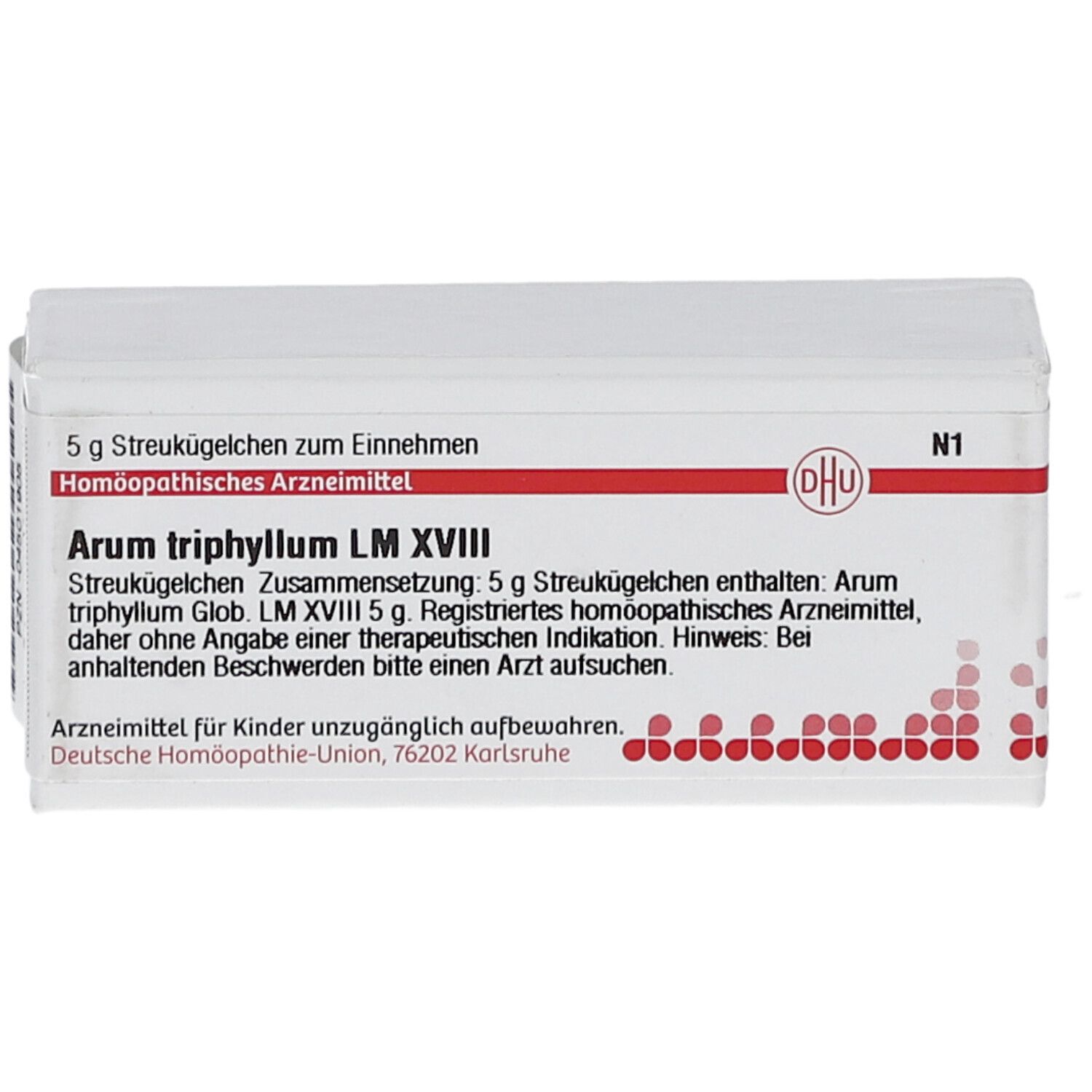 Weiße Schachtel mit rotem Streifen. Aufschrift: Arum triphyllum LM XVIII, 5 g Streukügelchen. DHU Logo. N1.