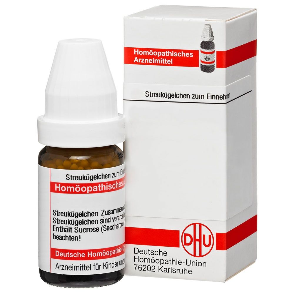 Braune Streukügelchen in einer Glasflasche mit weißem Deckel. Daneben eine weiße Schachtel mit roter Schrift und Logo.