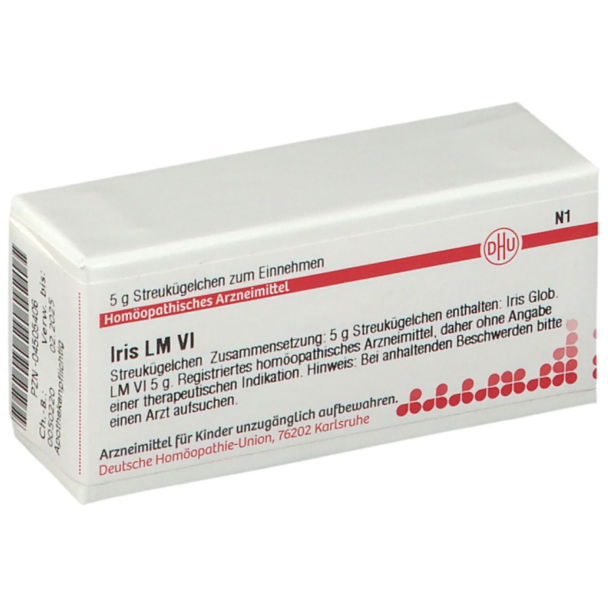Weiße Schachtel mit roter Schrift und Logo. Enthält Streukügelchen. Aufschrift: Iris LM VI, DHU Logo.
