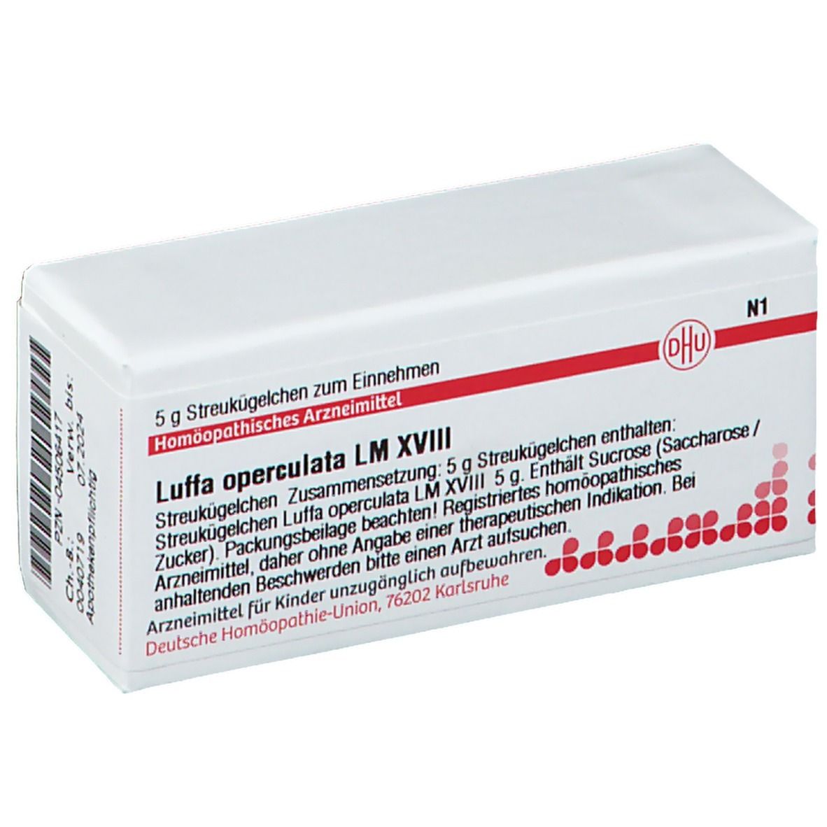 Weiße Faltschachtel mit roter Schrift und Logo. Text: Luffa operculata LM XVIII, 5 g Streukügelchen. Apothekenpflichtig.