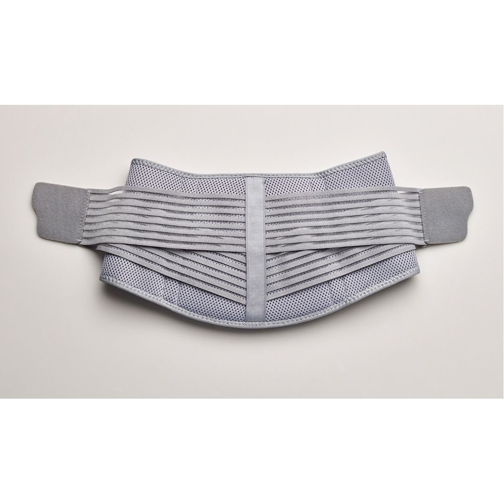 Graue Rückenbandage. Oberseite. Verstellbare Gurte. Mesh-Material. Weißer Mittelstreifen. Auf hellem Hintergrund.