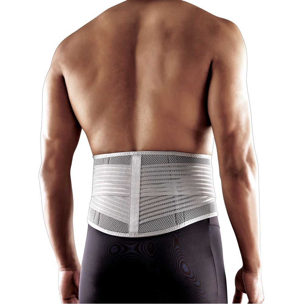 Rückenbandage am Rücken einer Person. Weiß-grau. Mesh-Material. Verstellbare Gurte. Schwarze Hose. Rückansicht.