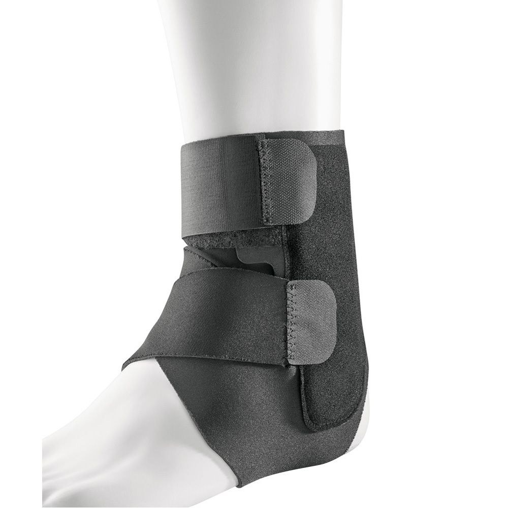 FUTURO Sport Deluxe Sprunggelenk-Bandage. Schwarze Bandage am Fuß. Klettverschlüsse und Polsterung sichtbar.