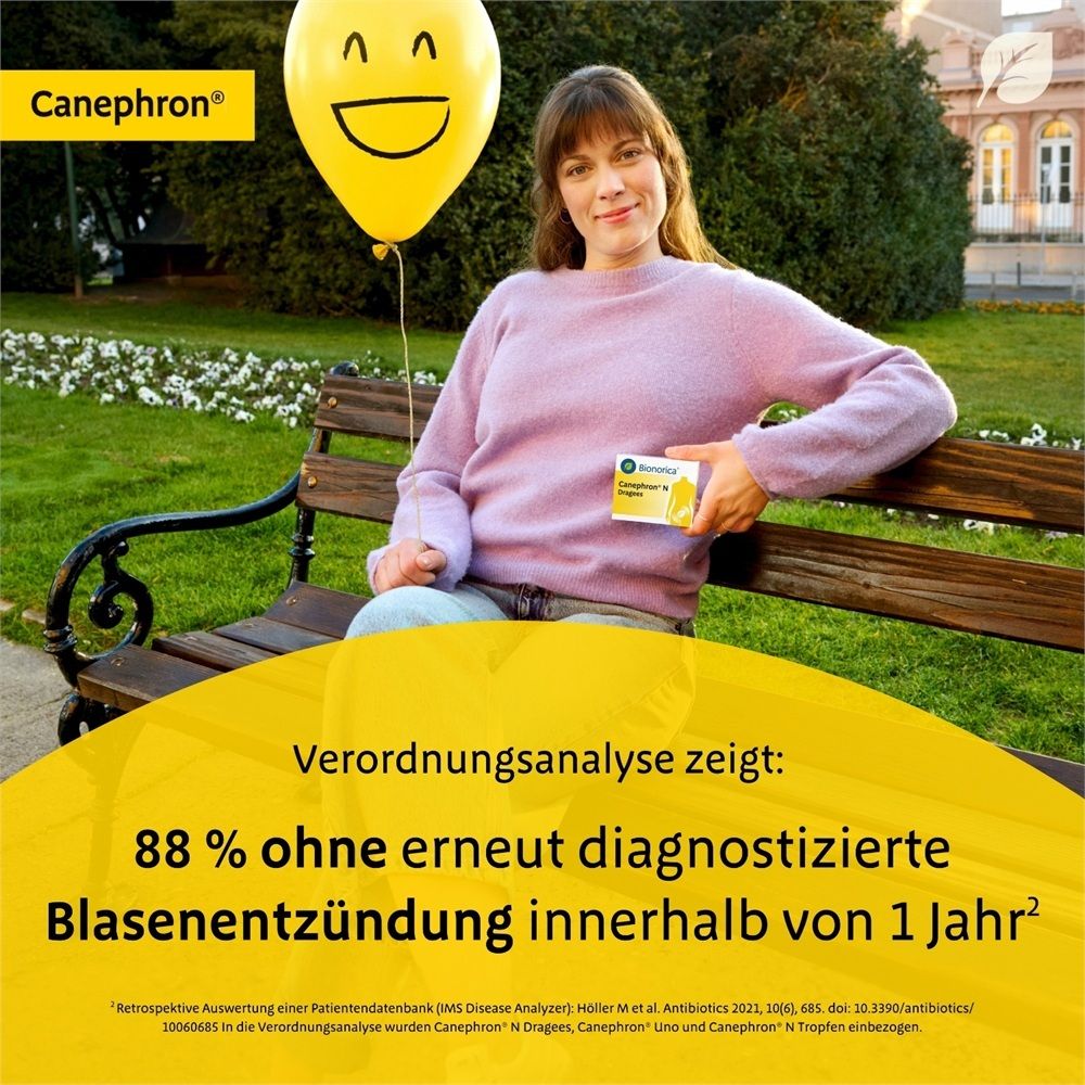Frau sitzt auf einer Parkbank mit Canephron® N Packung. Gelber Ballon daneben. Text: 'Verordnungsanalyse zeigt: 88 % ohne erneut diagnostizierte Blasenentzündung innerhalb von 1 Jahr².'