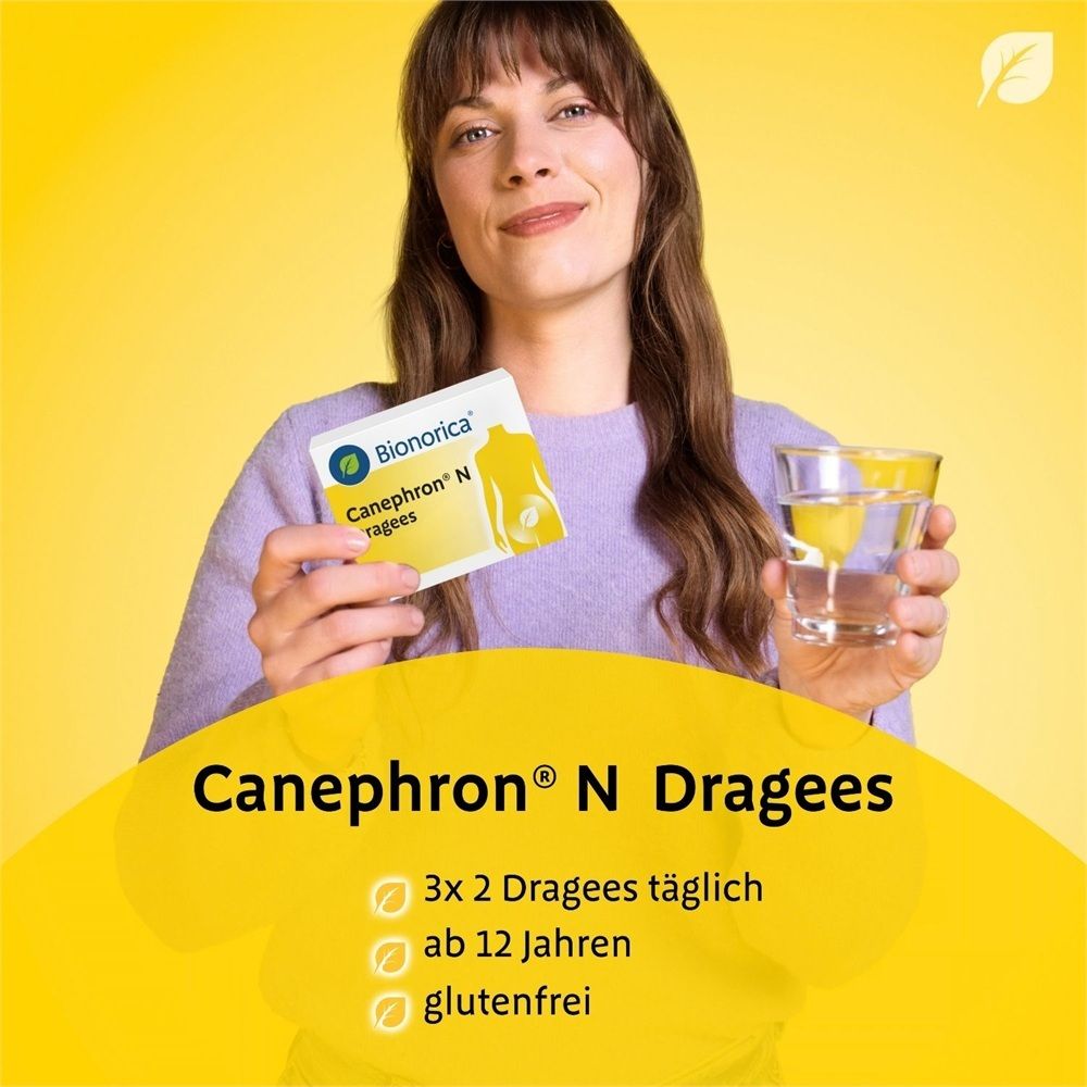 Frau hält Canephron® N Dragees Päckchen und ein Glas Wasser. Text: 'Canephron® N Dragees 3x 2 Dragees täglich, ab 12 Jahren, glutenfrei.'