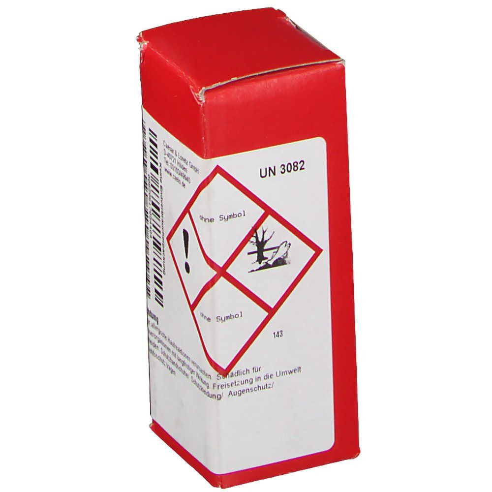 Rote Kartonverpackung mit Gefahrensymbolen. Text: UN 3082. Text: Freisetzung in die Umwelt. Text: Caelo.