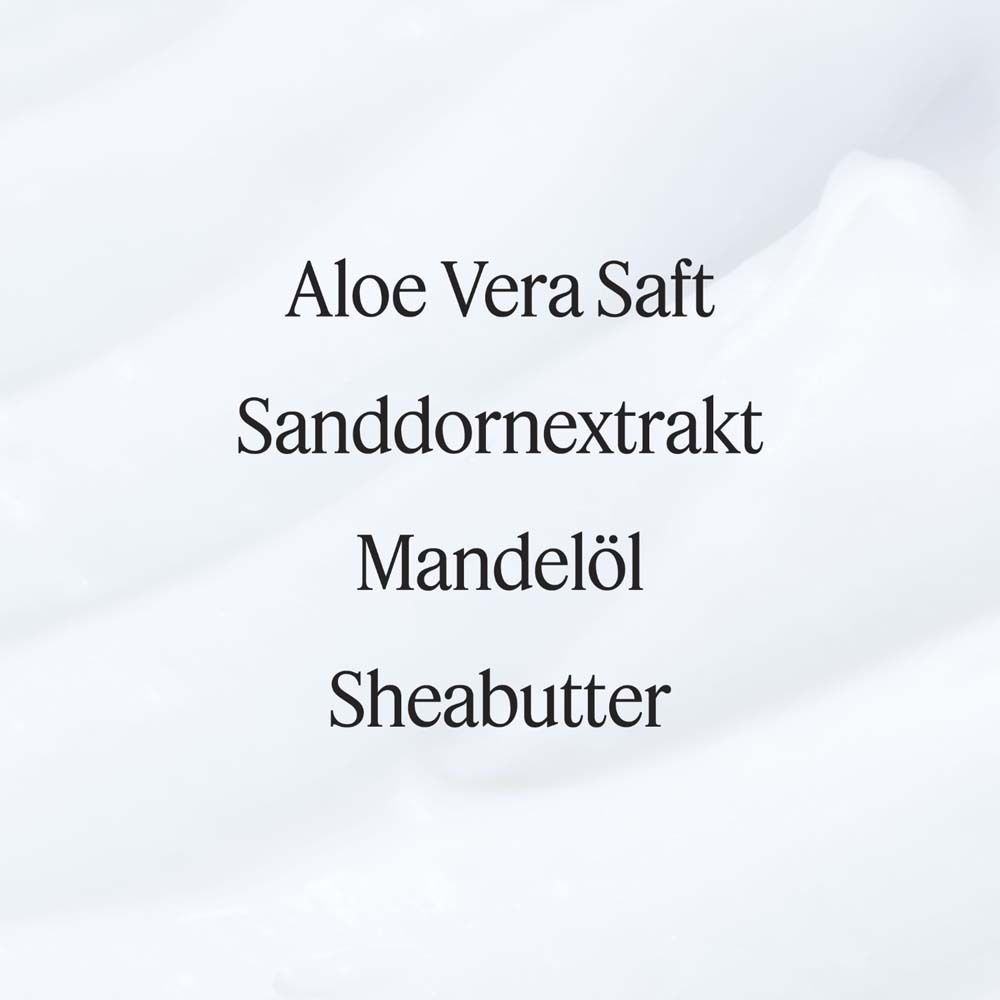 Nahaufnahme von Inhaltsstoffen: Aloe Vera Saft, Sanddornextrakt, Mandelöl, Sheabutter. Auf weißem Hintergrund.