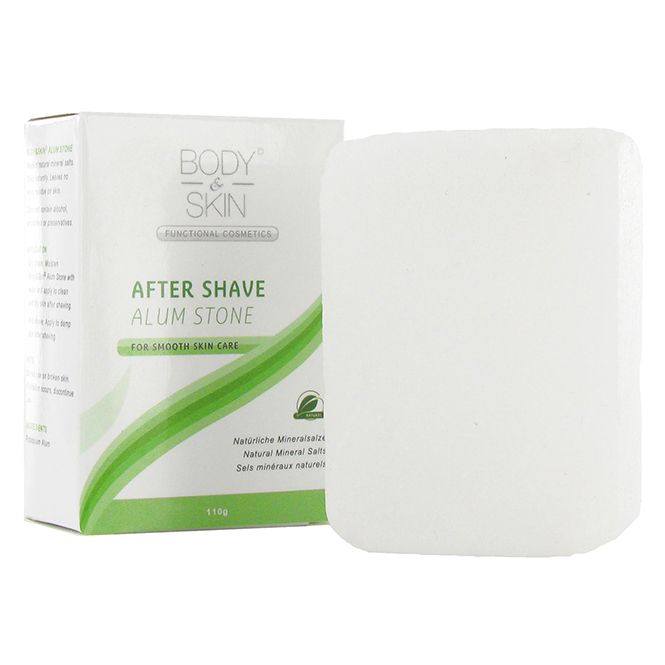 Weißer Alaunstein neben Verpackung. Aufschrift: After Shave Alum Stone. Marke: Body & Skin.