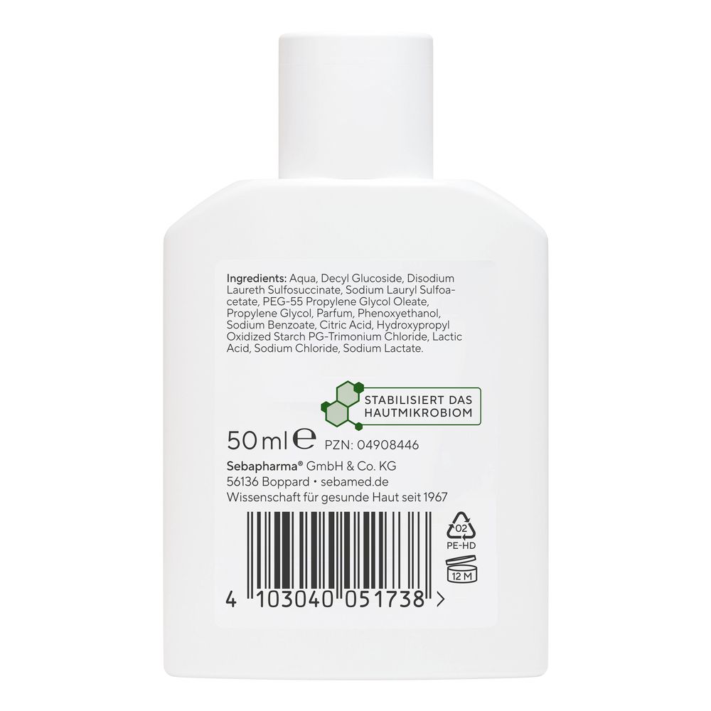 Rückseite einer weißen sebamed® Shampoo-Flasche. Enthält Inhaltsstoffe und Informationen zur Stabilisierung des Hautmikrobioms.