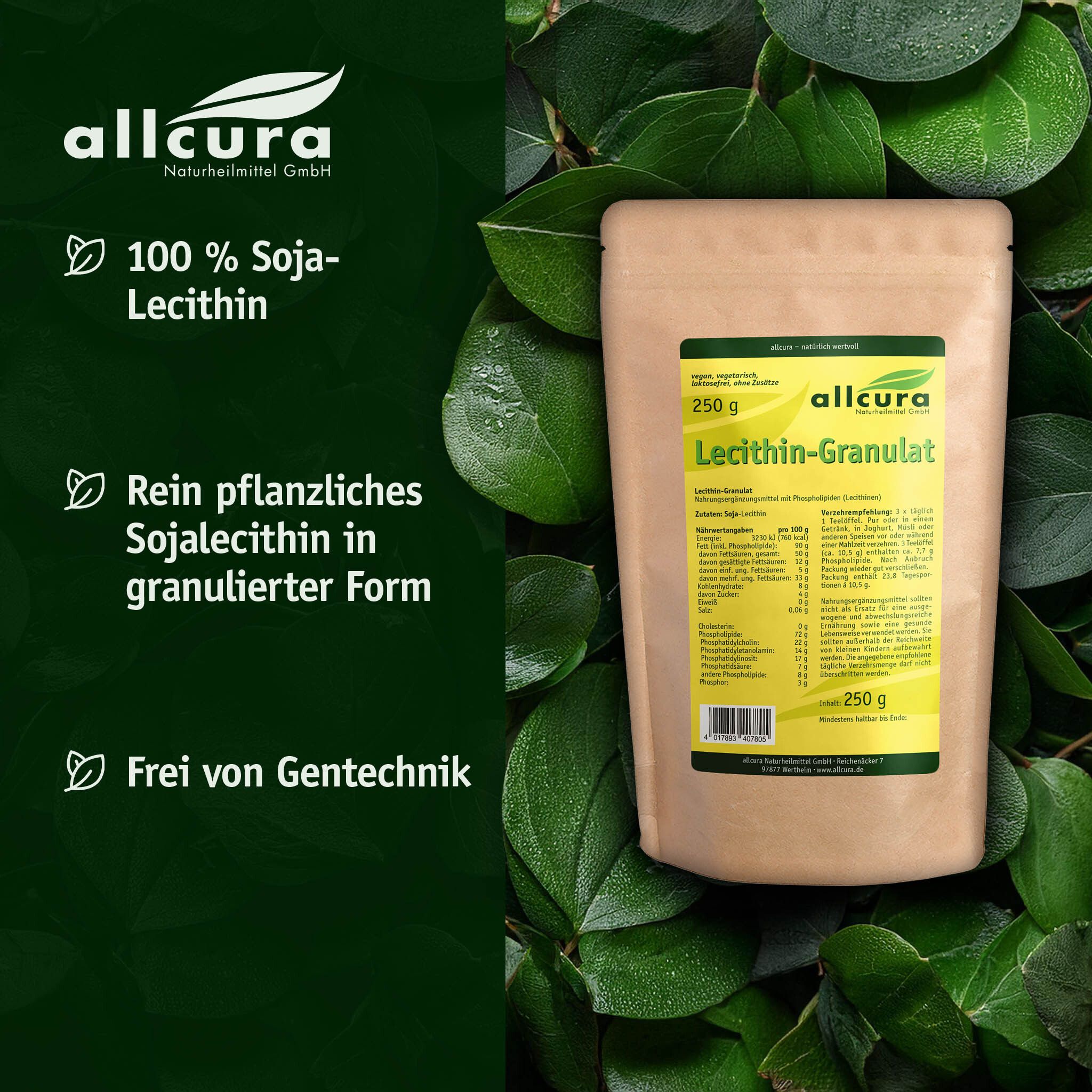 Beutel mit allcura Lecithin-Granulat, umgeben von Blättern. Enthält 100% Soja-Lecithin. Frei von Gentechnik.