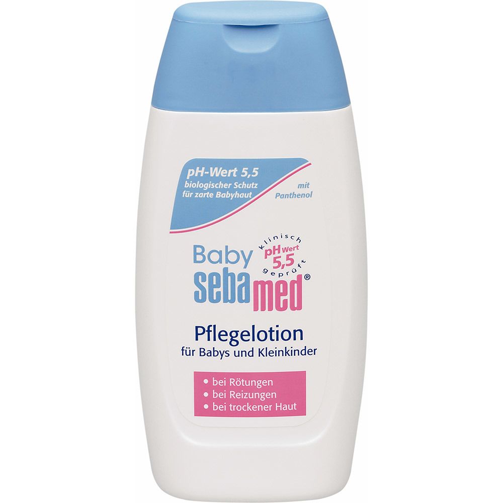 Weiße Flasche mit blauem Deckel. Aufschrift: Baby sebamed® Pflegelotion, pH-Wert 5,5. Für Babys und Kleinkinder. Gegen Rötungen, Reizungen und trockene Haut.