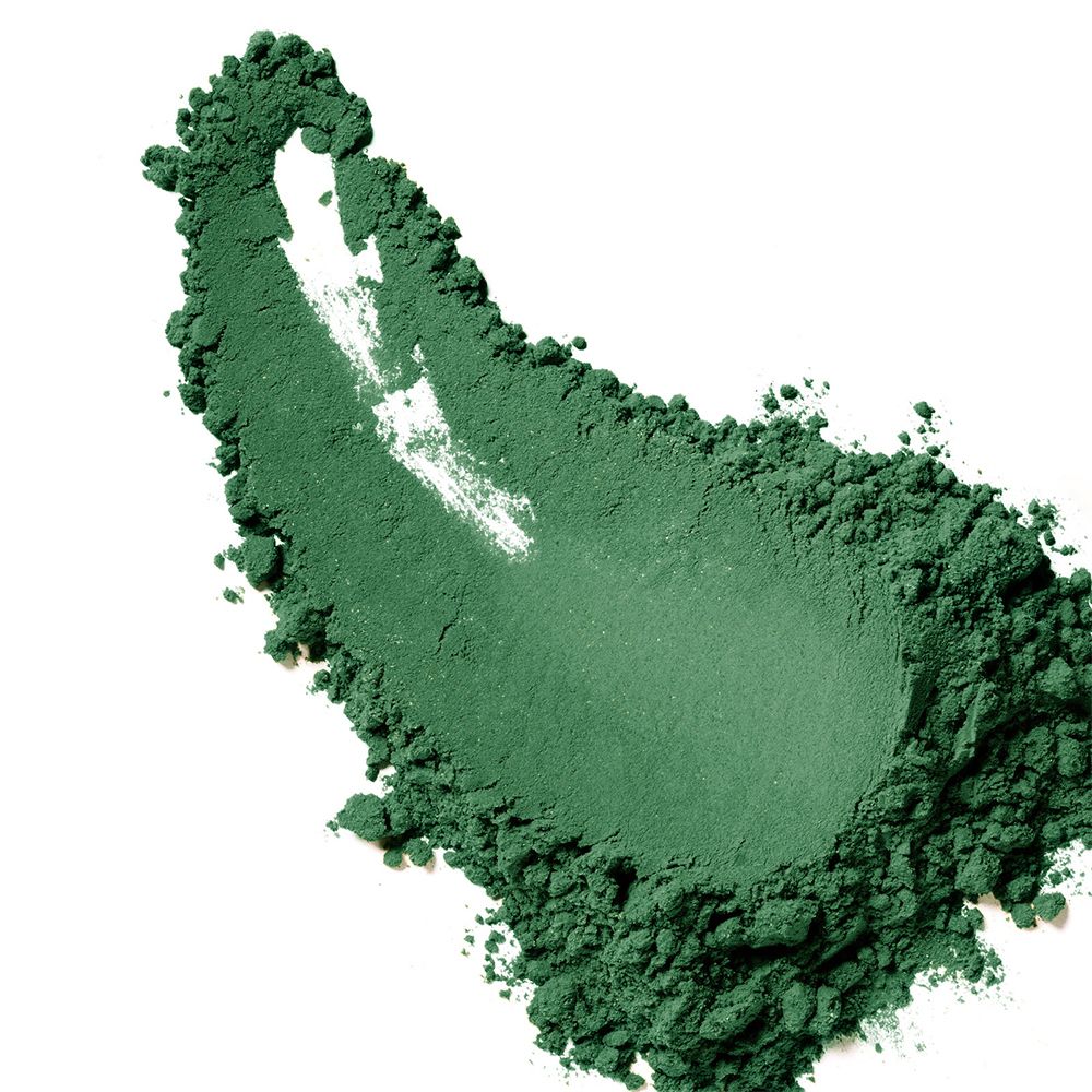 Grünes Chlorella-Pulver. Nahaufnahme. Textur sichtbar. Auf weißem Hintergrund.