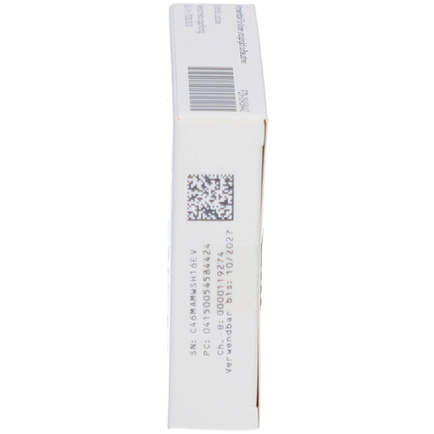 Schachtel mit Medikamenten. Seitliche Ansicht mit Barcode, QR-Code und Chargeninformationen. Weißer Hintergrund.