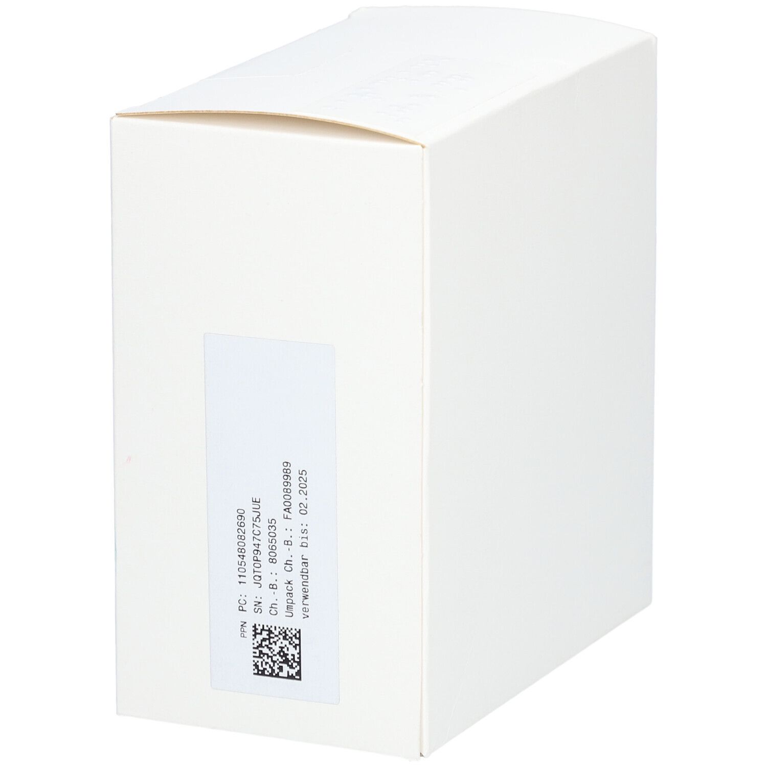 Weiße Faltschachtel, schräg von der Seite fotografiert. Kleiner Aufkleber mit Barcode und Text.