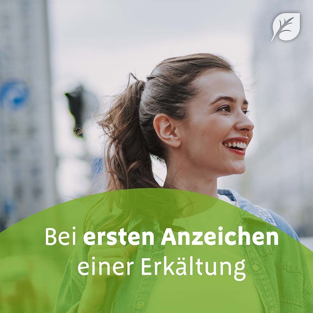 Frau lächelt. Text: Bei ersten Anzeichen einer Erkältung. Grüner Hintergrund.