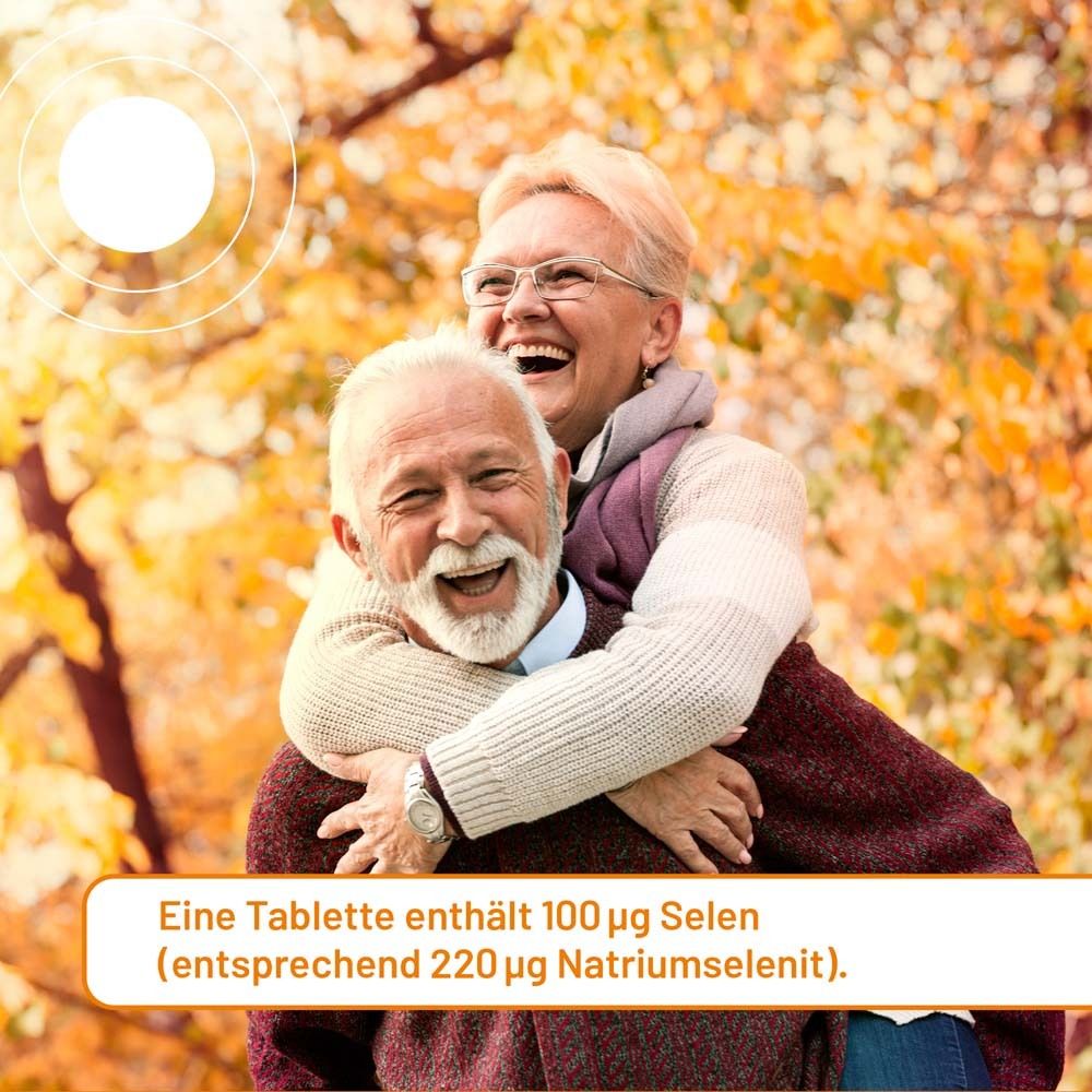 Älteres Ehepaar lacht. Text: Eine Tablette enthält 100 µg Selen (entsprechend 220 µg Natriumselenit).