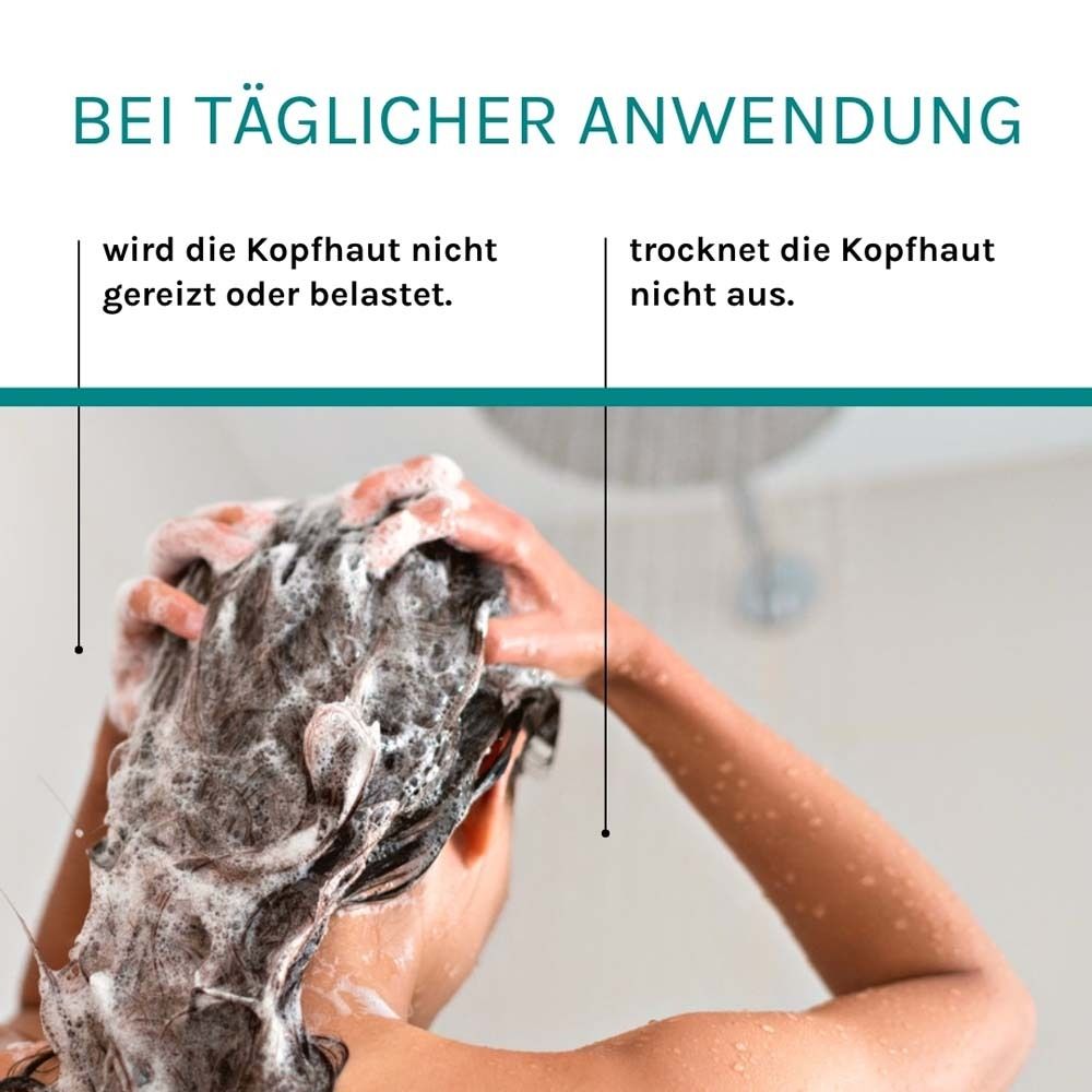 Person wäscht Haare unter der Dusche. Text: Bei täglicher Anwendung wird die Kopfhaut nicht gereizt oder trocknet nicht aus.