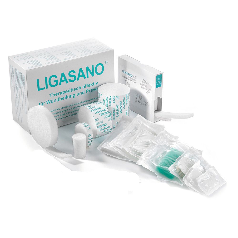 Verbandmaterial-Set. Enthält sterile Wundauflagen, Rollenverband, Kompressen und eine Box mit dem Schriftzug LIGASANO.