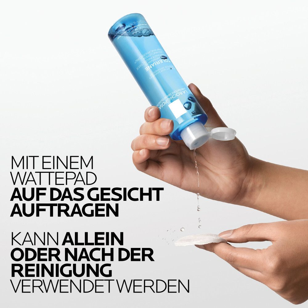 Hand hält Flasche La Roche-Posay Toleriane. Text: Mit einem Wattepad auf das Gesicht auftragen.