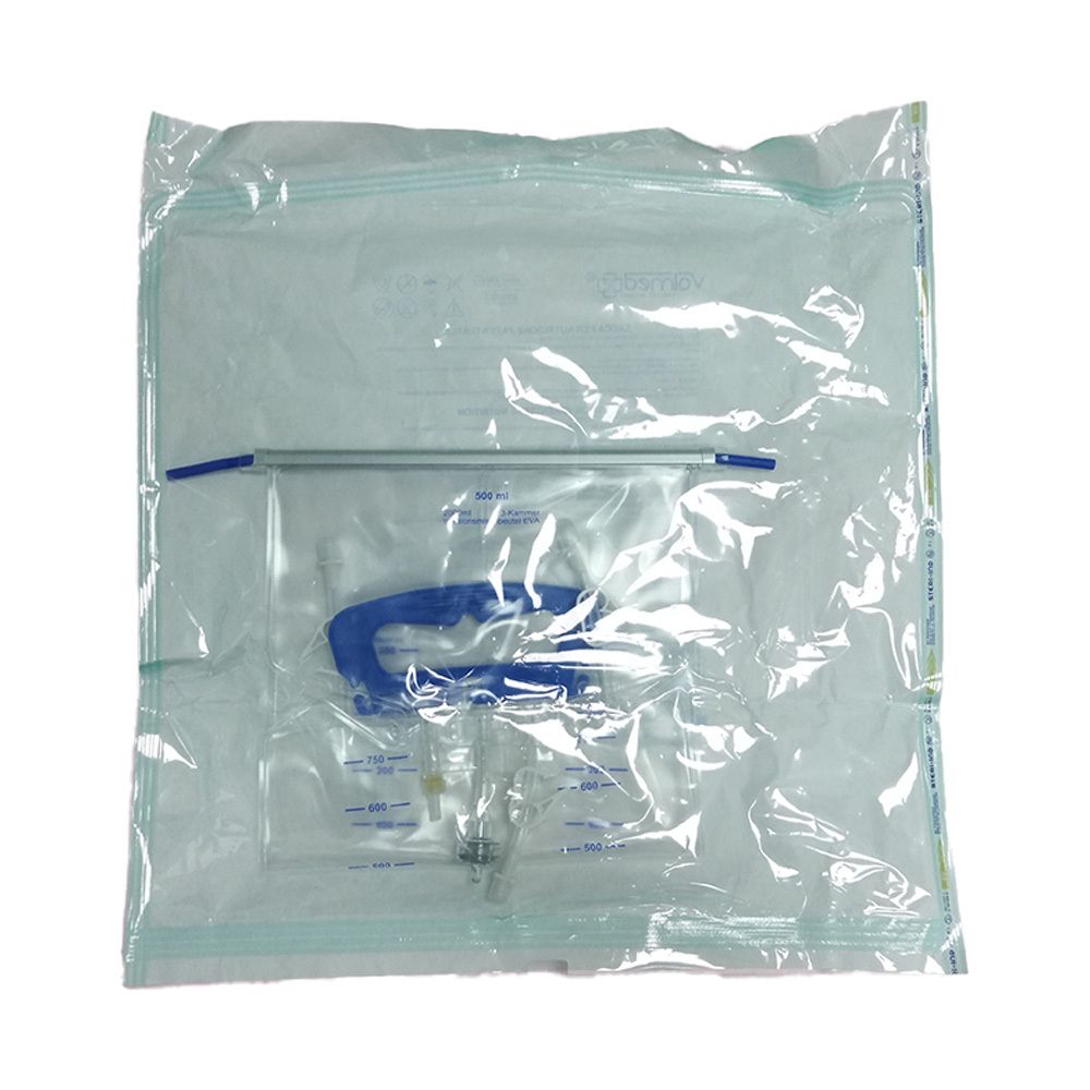 Transparenter Infusionsbeutel in Folienverpackung. Blauer Griff und Anschlussvorrichtung sichtbar. Skalierung auf dem Beutel.