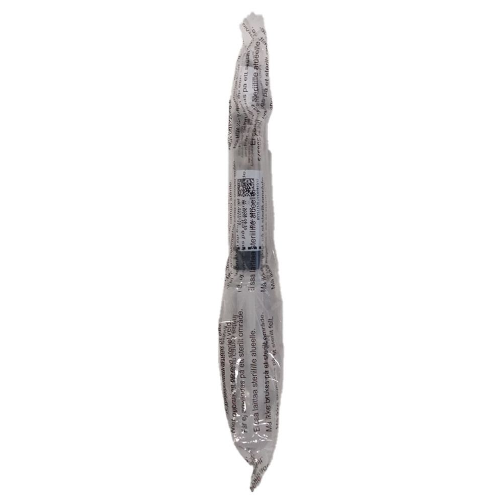 Ein einzelnes, verpacktes medizinische Gerät. Transparente Verpackung, längliche Form.