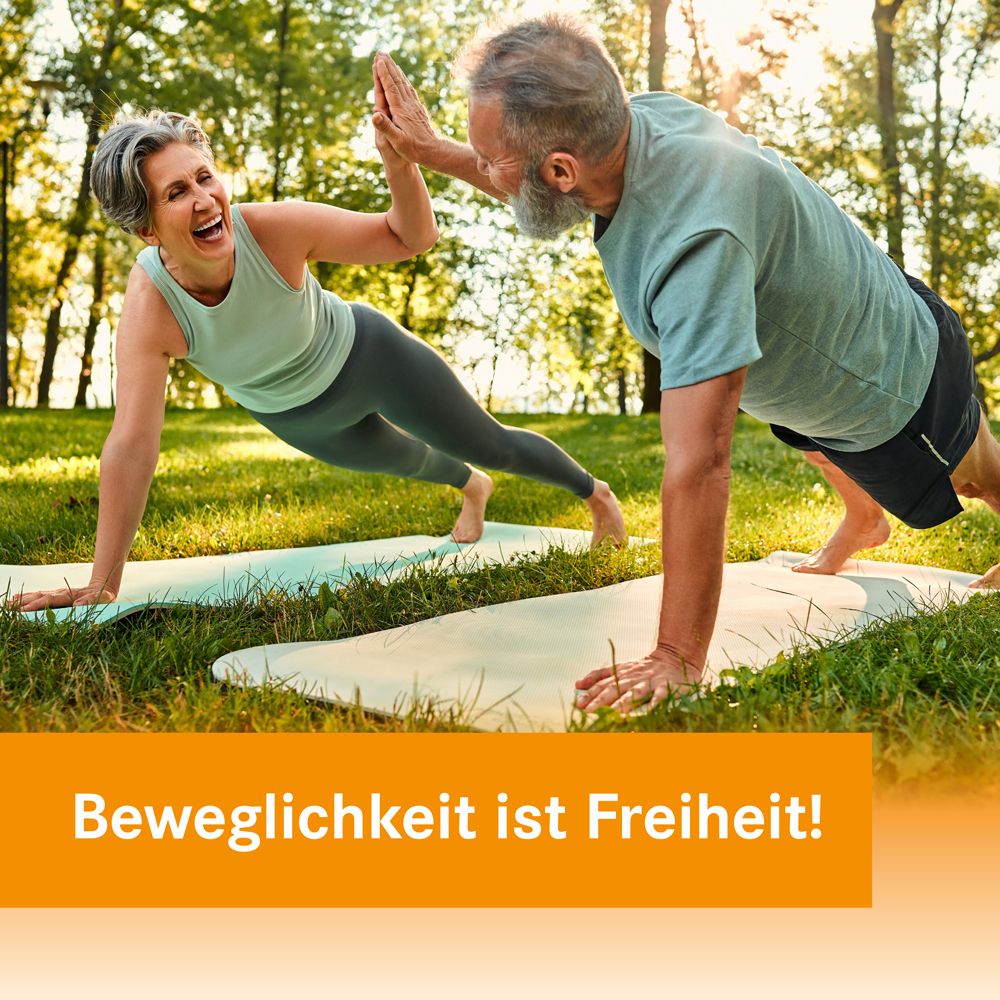 Zwei ältere Menschen machen Sport im Freien. Text: Beweglichkeit ist Freiheit!