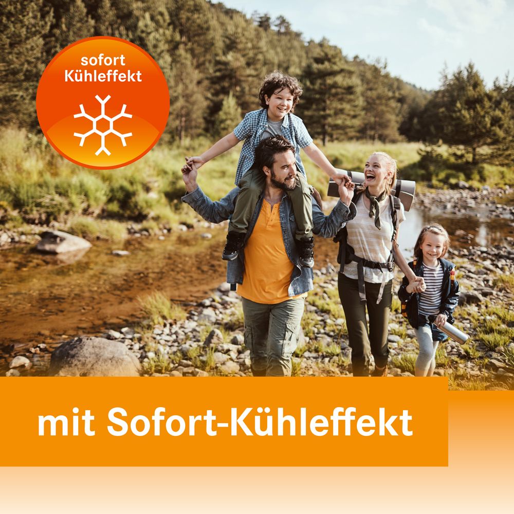 Familie beim Wandern. Text: mit Sofort-Kühleffekt.