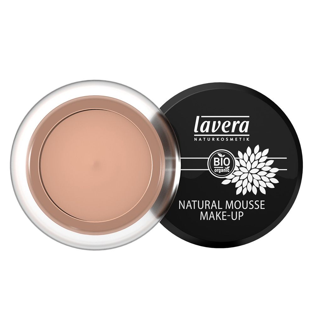 Runder Tiegel mit Make-up. Deckel mit lavera-Logo und Schriftzug. Bio-Siegel. Mousse-Make-up in hellem Farbton.
