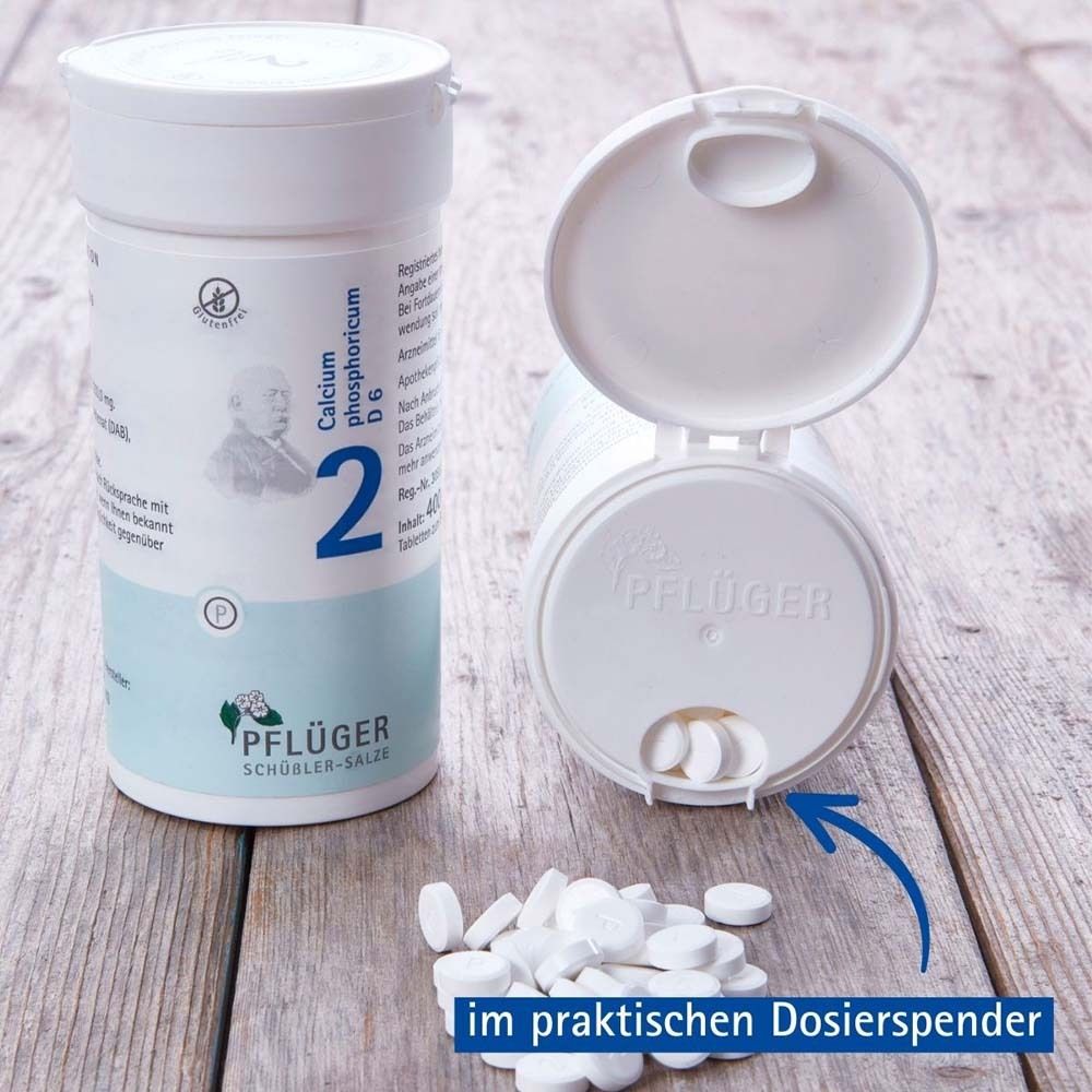 Weiße Tabletten aus einer Dose. Dose geöffnet, Tabletten daneben. Text: im praktischen Dosierspender.