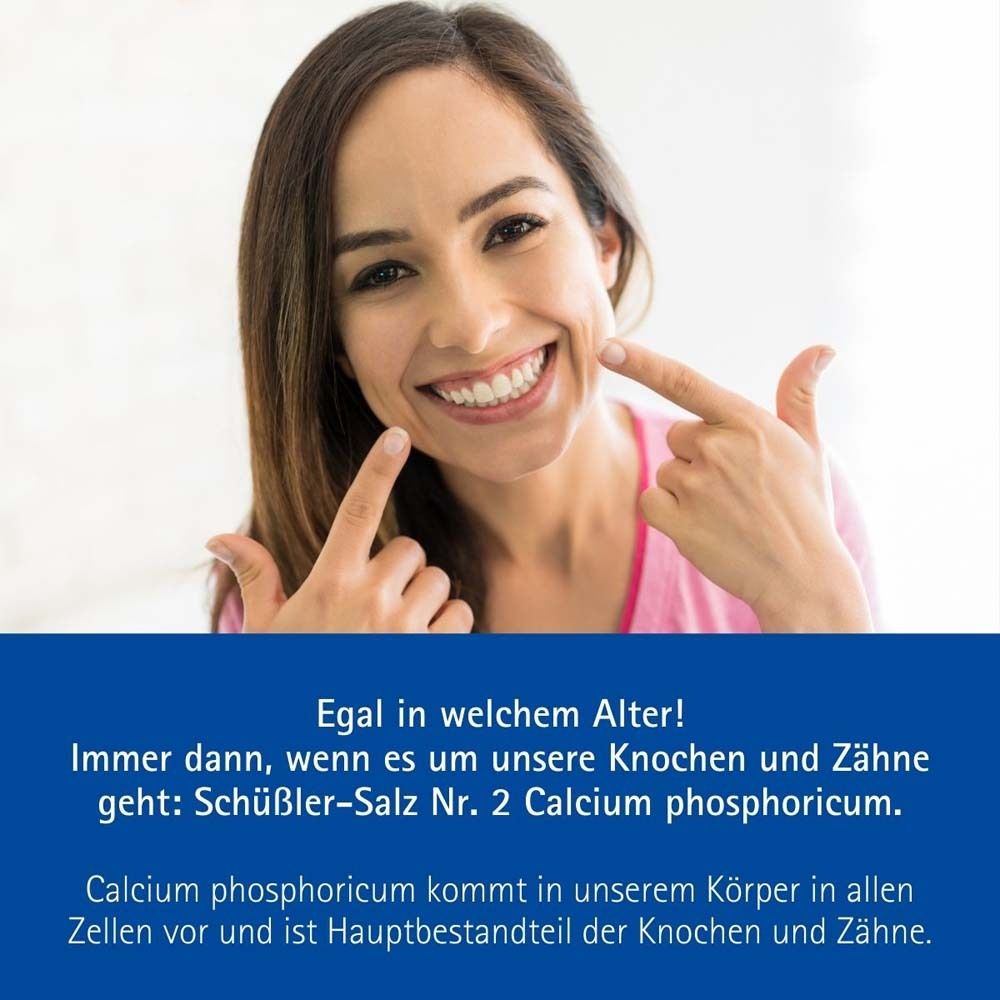 Frau zeigt auf Zähne. Text: Schüßler-Salz Nr. 2 Calcium phosphoricum. Für Knochen und Zähne.