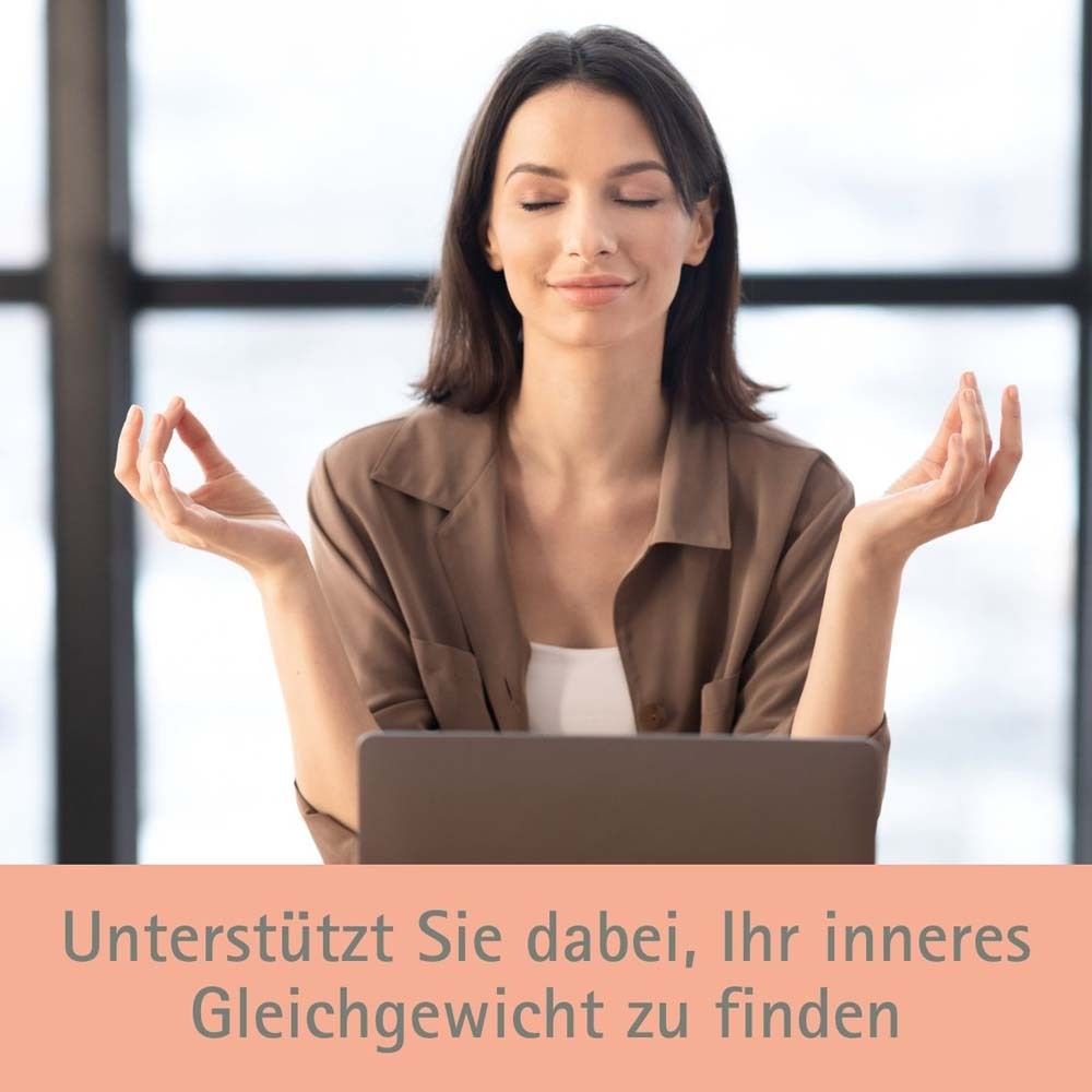 Frau meditiert vor Laptop. Text: Unterstützt Sie dabei, Ihr inneres Gleichgewicht zu finden.