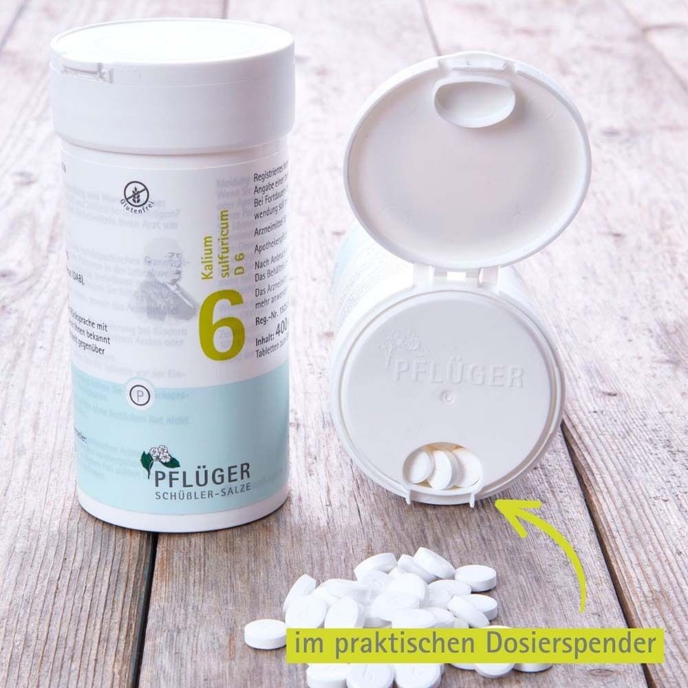 Weiße Tabletten und eine weiße Dose. Aufschrift: Kalium sulfuricum D6, Pflüger. Praktischer Dosierspender.